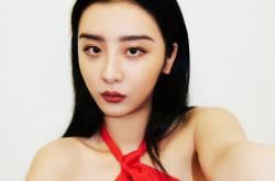 开云sport-双线时速—当F1引擎的轰鸣遇见篮球鞋的摩擦，速度的两种定义