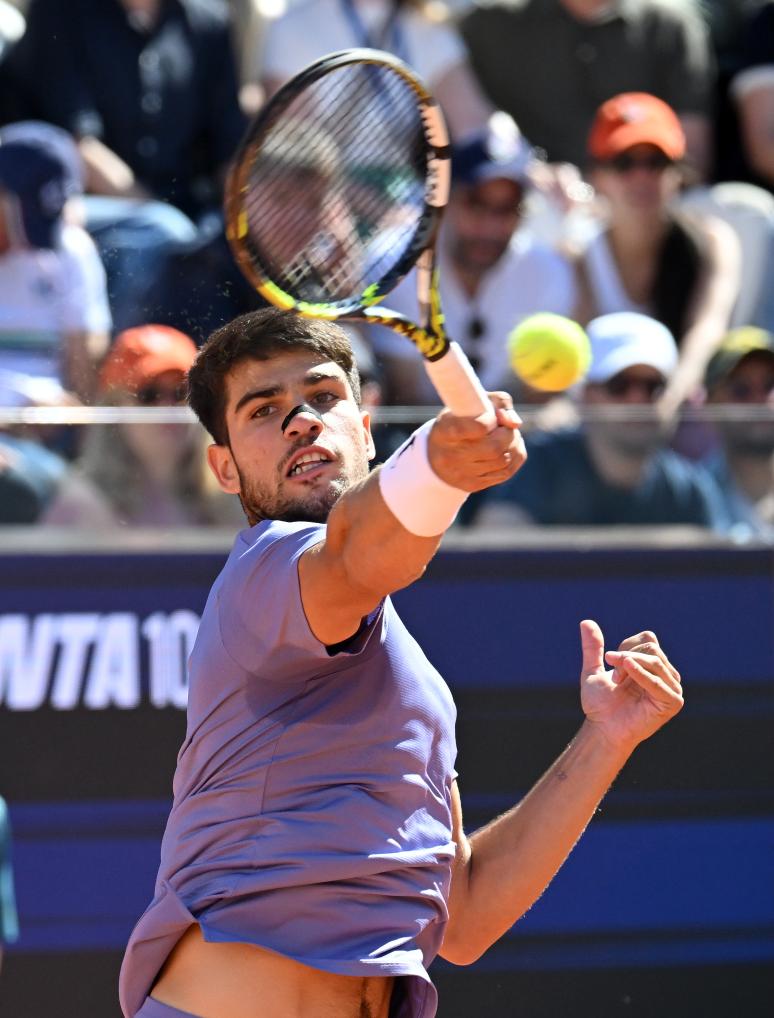 西班牙网球队鏖战意大利网球队，阿尔卡拉斯送出助攻