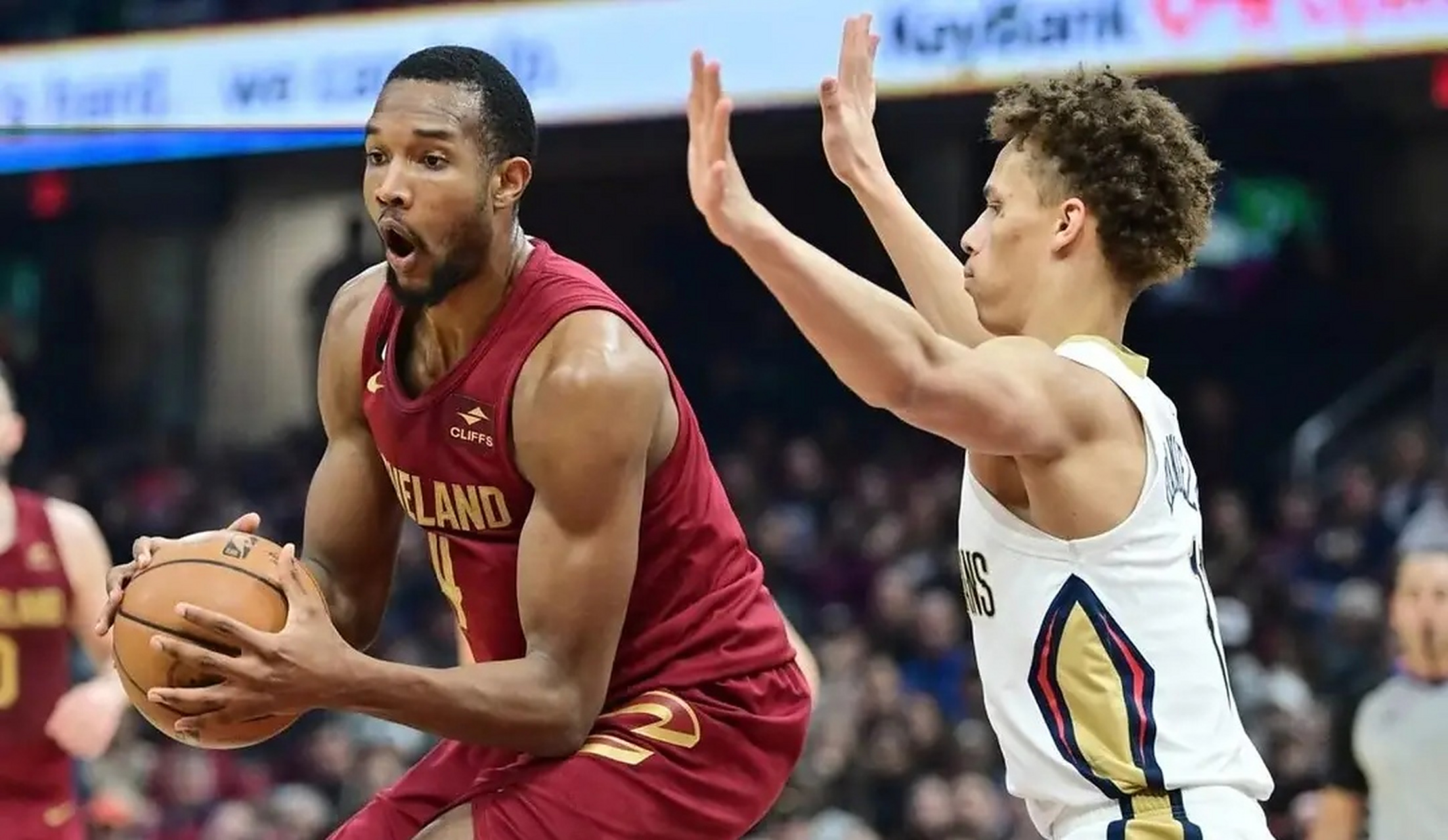 阿根廷男篮横扫魔术，萨姆·米切尔送出助攻