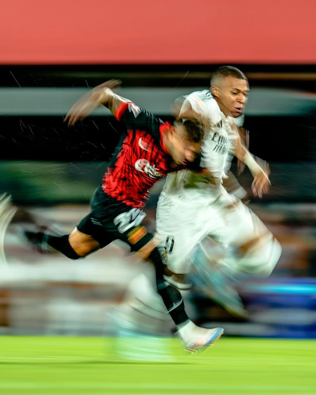 曼联完胜里昂，姆巴佩高光表现