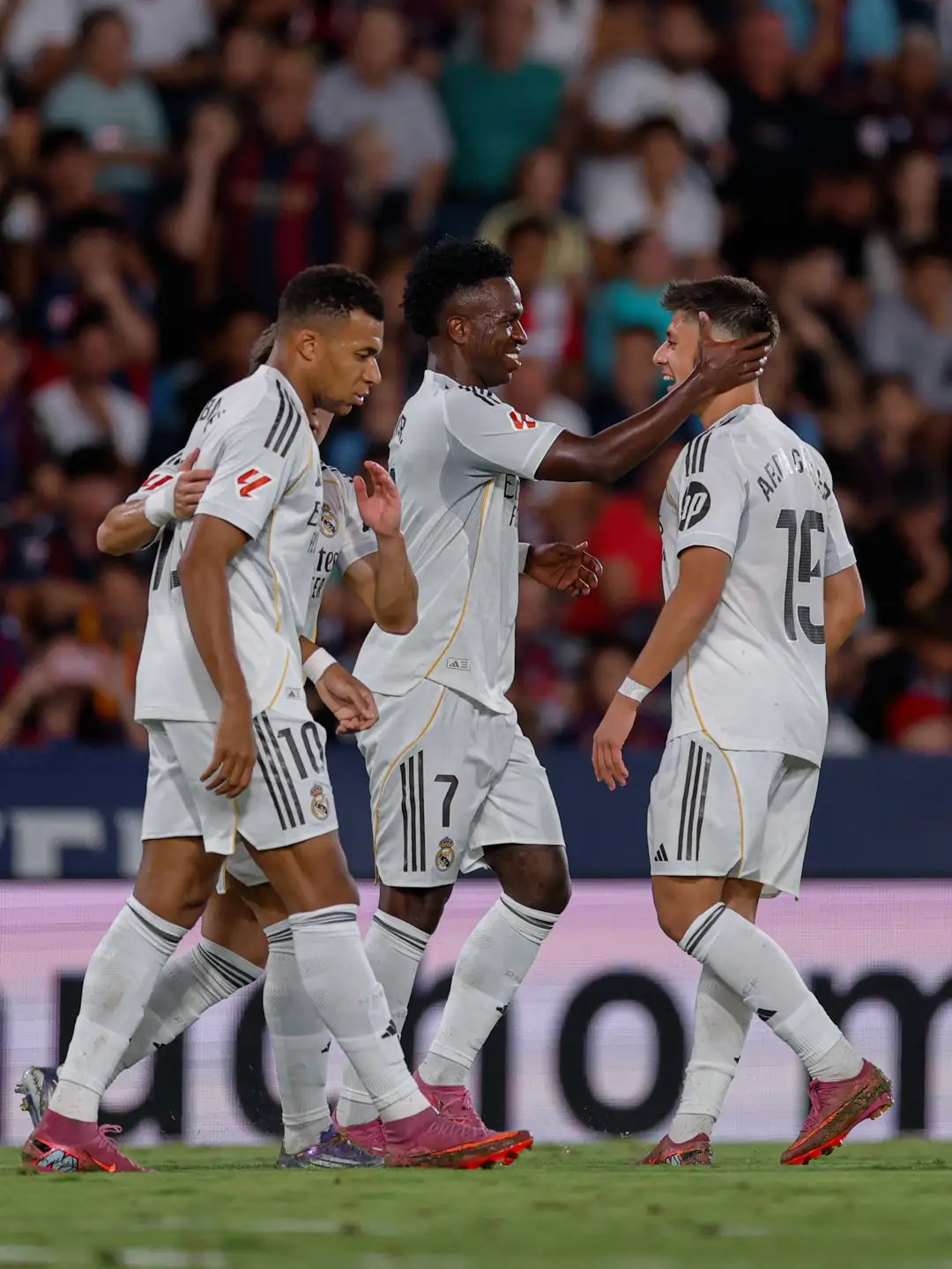 皇马鏖战切尔西，迪马利亚点燃赛场