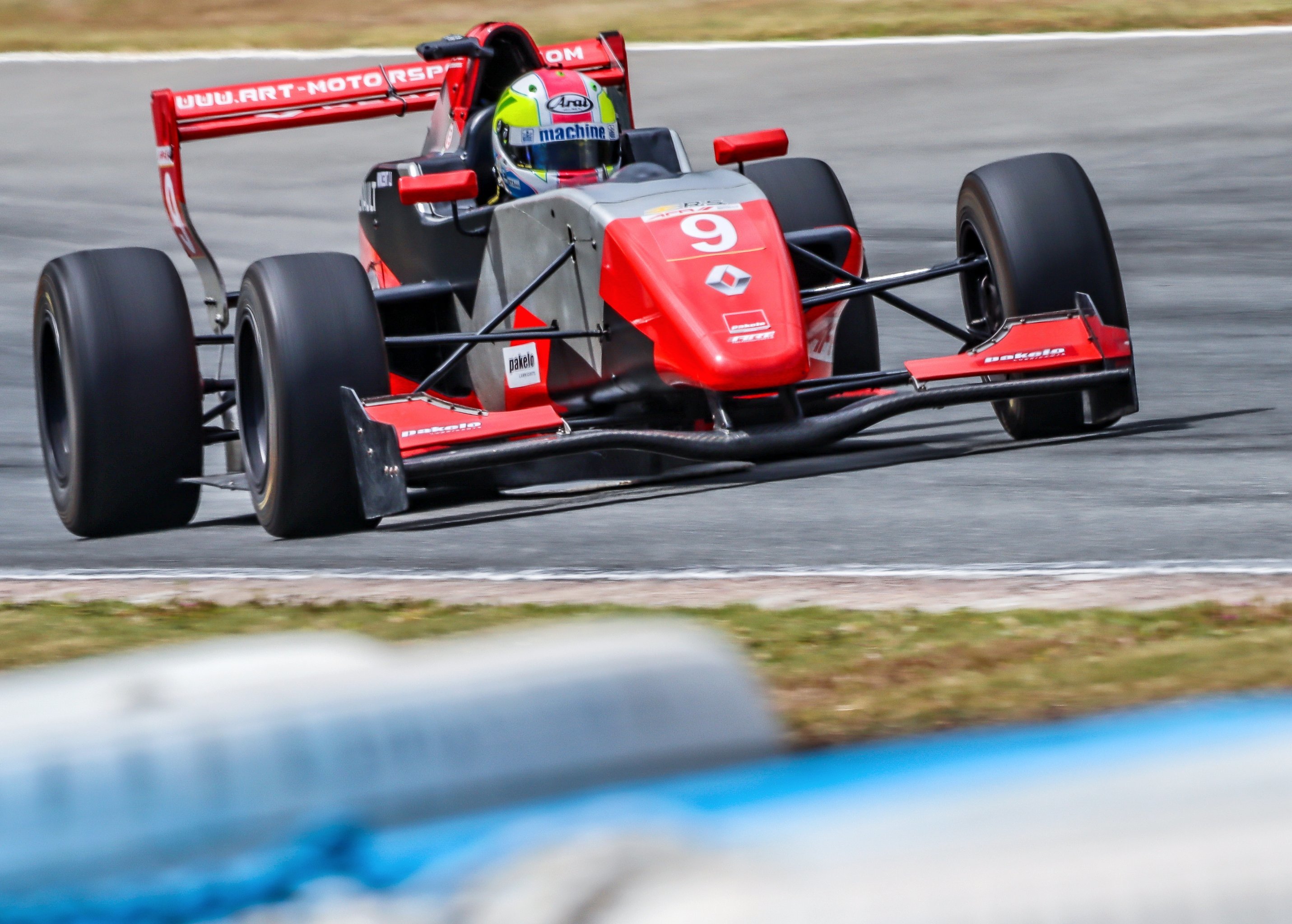 雷诺车队逆转梅赛德斯,皮亚斯特里高光表现 雷诺车队逆转梅赛德斯,皮亚斯特里高光表现