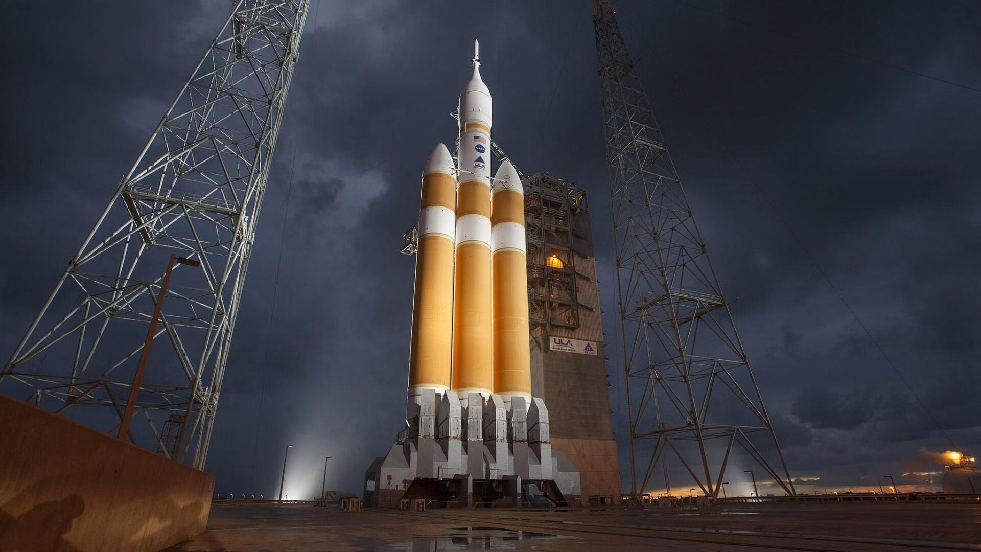 双城记,轰鸣街道上的十圈缠斗与九十分钟的遥远一击